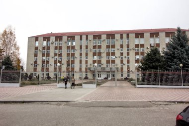 Mineralnye Vody, Rusya. 11 / 14 / 2017. Mineralnye Vody Tren İstasyonu, Kuzey Kafkasya, Sütunları olan ana bina