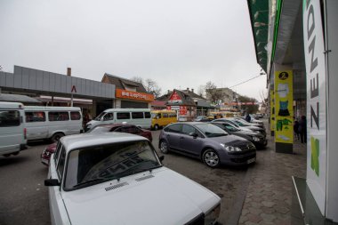 Mineralnye Vody, Rusya. 11 / 14 / 2017. Mineralnye Vody tren istasyonu, Kuzey Kafkasya, sabit yol taksileri olan otobüs durağı.