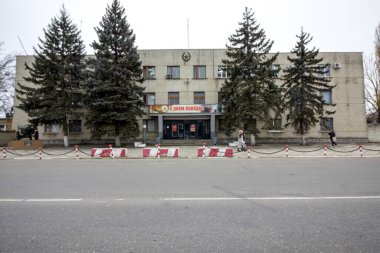 Mineralnye Vody, Rusya. 11 / 14 / 2017. Mineralnye Vody, Kuzey Kafkasya 'nın askere yazılma bürosu, ana binası sütunlu.