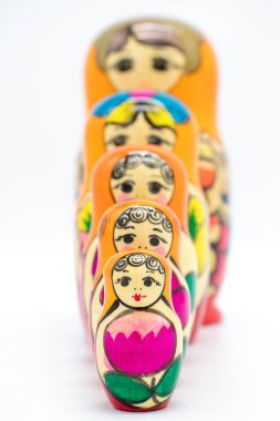 Beyaz arka planda Rus oyuncak matryoshka.