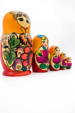 Beyaz arka planda Rus oyuncak matryoshka.
