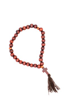 Elin ahşap tespihin içinden geçiyor.