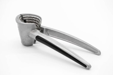 Beyaz arka planda cevizler, bir fındıkkıran tarafından kırılır.