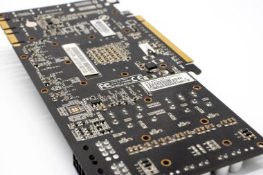 Parçalanmış video kartı beyaz arkaplanda izole edildi              