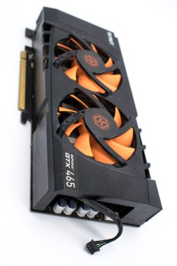 Moskova, Rusya. Beyaz arkaplanda 12 / 16 / 2011 NVIDIA Geforce GTX 465 grafik kartı izole