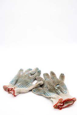 Beyaz arka planda giyilmiş eldivenler.