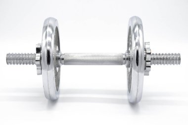 Dumbbell beyaz arkaplanda, krom renkte izole edilmiş.
