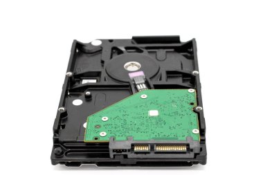 Beyaz arkaplanda bilgisayar sabit diski