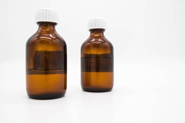 Beyaz bir arka planda alkol tentürü ilaçlarından kabarcıklar.