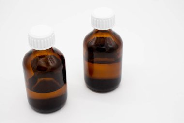 Beyaz bir arka planda alkol tentürü ilaçlarından kabarcıklar.