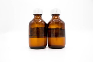 Beyaz bir arka planda alkol tentürü ilaçlarından kabarcıklar.