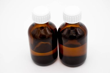 Beyaz bir arka planda alkol tentürü ilaçlarından kabarcıklar.