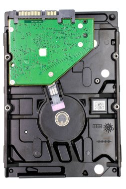 Beyaz arkaplanda bilgisayar sabit diski