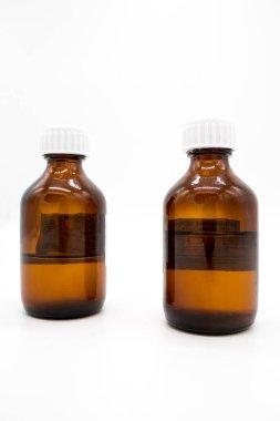 Beyaz bir arka planda alkol tentürü ilaçlarından kabarcıklar.