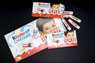 Oslo şehri, ülke Norveç 06.09.2019 Kinder çikolatası farklı paketlerde siyah izole edilmiş bir arka planda yatmaktadır.