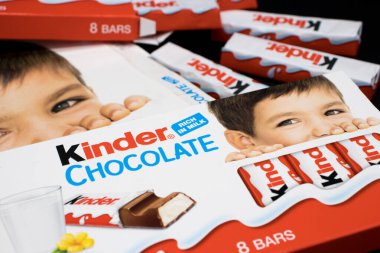 Oslo şehri, ülke Norveç 06.09.2019 Kinder çikolatası farklı paketlerde siyah izole edilmiş bir arka planda yatmaktadır.