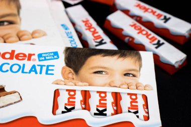 Oslo şehri, ülke Norveç 06.09.2019 Kinder çikolatası farklı paketlerde siyah izole edilmiş bir arka planda yatmaktadır.