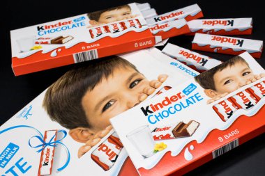Oslo şehri, ülke Norveç 06.09.2019 Kinder çikolatası farklı paketlerde siyah izole edilmiş bir arka planda yatmaktadır.
