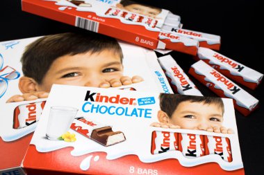 Oslo şehri, ülke Norveç 06.09.2019 Kinder çikolatası farklı paketlerde siyah izole edilmiş bir arka planda yatmaktadır.