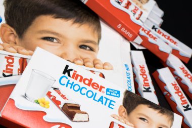 Oslo şehri, ülke Norveç 06.09.2019 Kinder çikolatası farklı paketlerde siyah izole edilmiş bir arka planda yatmaktadır.