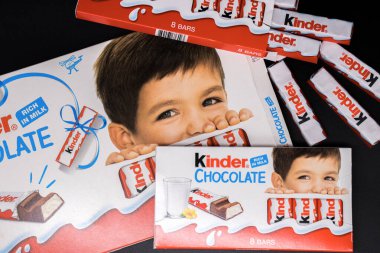 Oslo şehri, ülke Norveç 06.09.2019 Kinder çikolatası farklı paketlerde siyah izole edilmiş bir arka planda yatmaktadır.