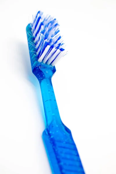 Παλιά Μπλε Οδοντόβουρτσα Απομονωμένη Λευκό Φόντο — Φωτογραφία Αρχείου