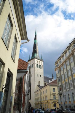 Tallinn, Estonya - 02 Mayıs 2018: Ortaçağ Tallinn, eski sokaklarında eski evleri