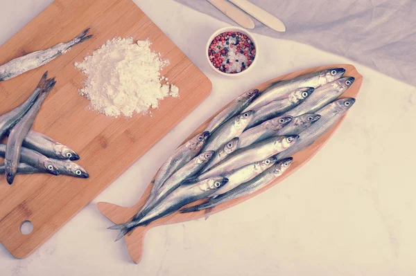 Olfato Fresco Crudo Sobre Tabla Madera Con Limón Preparado Para — Foto de Stock