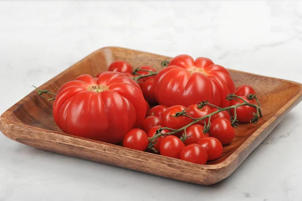 Dojrzałe Soczyste Czerwone Pomidory Naczyniu Drewnianymi Różne Rodzaje Pomidorów — Zdjęcie stockowe