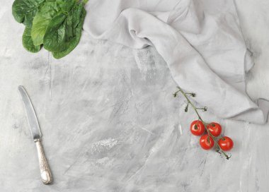 arka plan metin ve kiraz domates, ıspanak ve bir bıçak bir dalı için boş bir alan ile. yukarıdan görüntüleyin. düz tabaka. boşluk