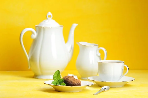 Τσάι Τσάι Και Αρτοσκευάσματα Δυόσμο Φύλλα Κίτρινο Φόντο — Φωτογραφία Αρχείου