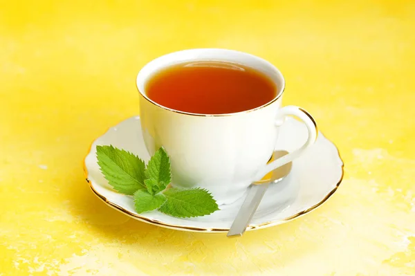 Tasse Thé Soucoupe Avec Feuille Menthe Sur Fond Jaune — Photo