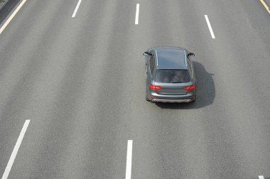 yüksek hızlı asfalt yolda gri araba sürmek