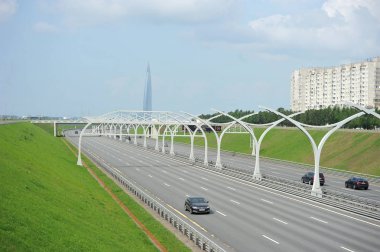 Saint Petersburg, Rusya - 22 Temmuz 2018: yoğun trafik Kuzey-Batı üzerinde yüksek - hız çapı kestirmesinden St Petersburg