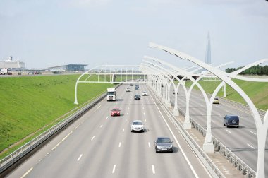 Saint Petersburg, Rusya - 22 Temmuz 2018: yoğun trafik Kuzey-Batı üzerinde yüksek - hız çapı kestirmesinden St Petersburg