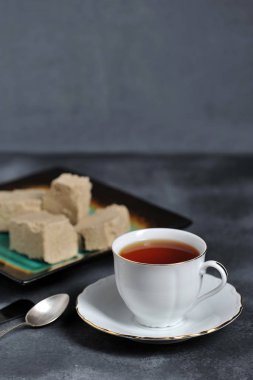 çay bir kupa ile altın bir kenar ve bir daire ve helva parçalar - oriental çay - kopya alanı kesmek