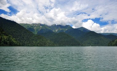 Abhazya'da, Kafkas Dağları - peşimizden göl manzaralı göl merkezinden
