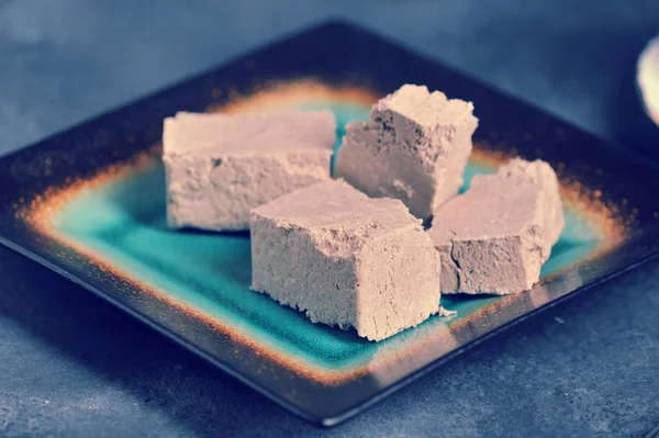 Halva Cortado Fatias Uma Chapa Chá Uma Caneca Fundo Escuro — Fotografia de Stock