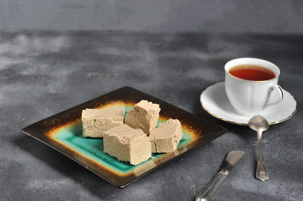 Chá Uma Caneca Com Uma Borda Dourada Pires Halva Cortados — Fotografia de Stock