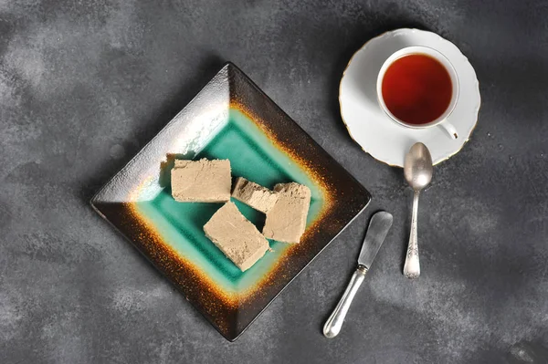 Чай Чашці Золотим Краєм Тарілкою Нарізаною Шматки Східний Чай Вид — стокове фото