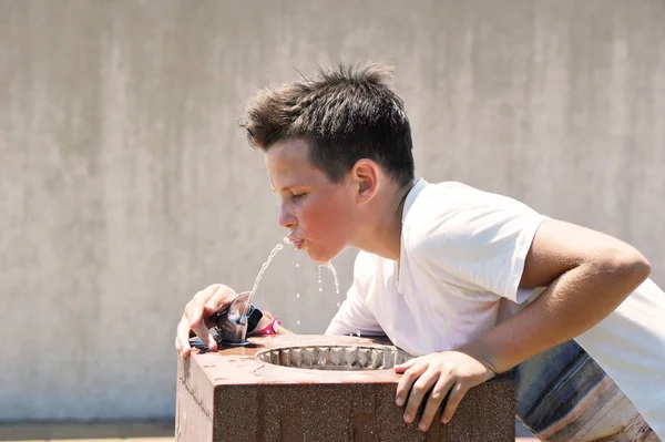 少年ドリンクはホット スポットで飲むから喉の渇きと水 Caucasian11 年夏の天候 — ストック写真