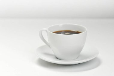 Beyaz Kupası ve hafif bir arka plan - mockup tasarım şablonu kahve ile fincan tabağı