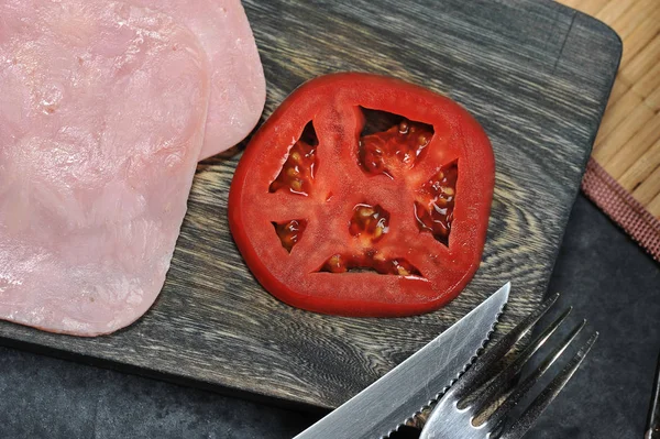 Una Rebanada Jamón Una Rebanada Tomate Una Tabla Madera Vista — Foto de Stock