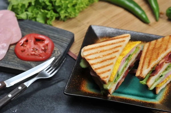 Sándwiches Triangulares Con Jamón Tortilla Plato Sobre Fondo Rústico Oscuro — Foto de Stock