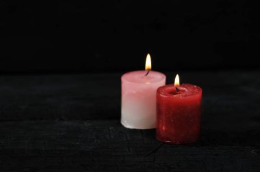 siyah arka plan, metin - boşaltmak için boş yer üzerinde yanan ateşle iki mum