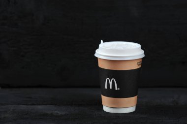St.Petersburg, Rusya Federasyonu - 12 Ağustos 2018: Mcdonald's yemek rutic siyah arka plan üzerine kahve fincanı içerir