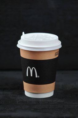 St.Petersburg, Rusya Federasyonu - 12 Ağustos 2018: Mcdonald's yemek rutic siyah arka plan üzerine kahve fincanı içerir