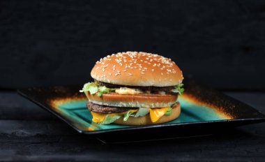 Büyük Mac Fast food siyah arka plan üzerine