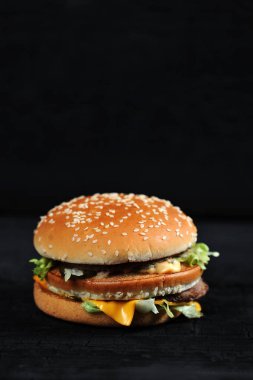 ateş siyah kömür arka plan - dikey taze lezzetli burger