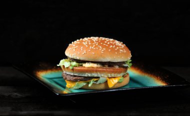 Büyük Mac Fast food siyah ackground üzerinde